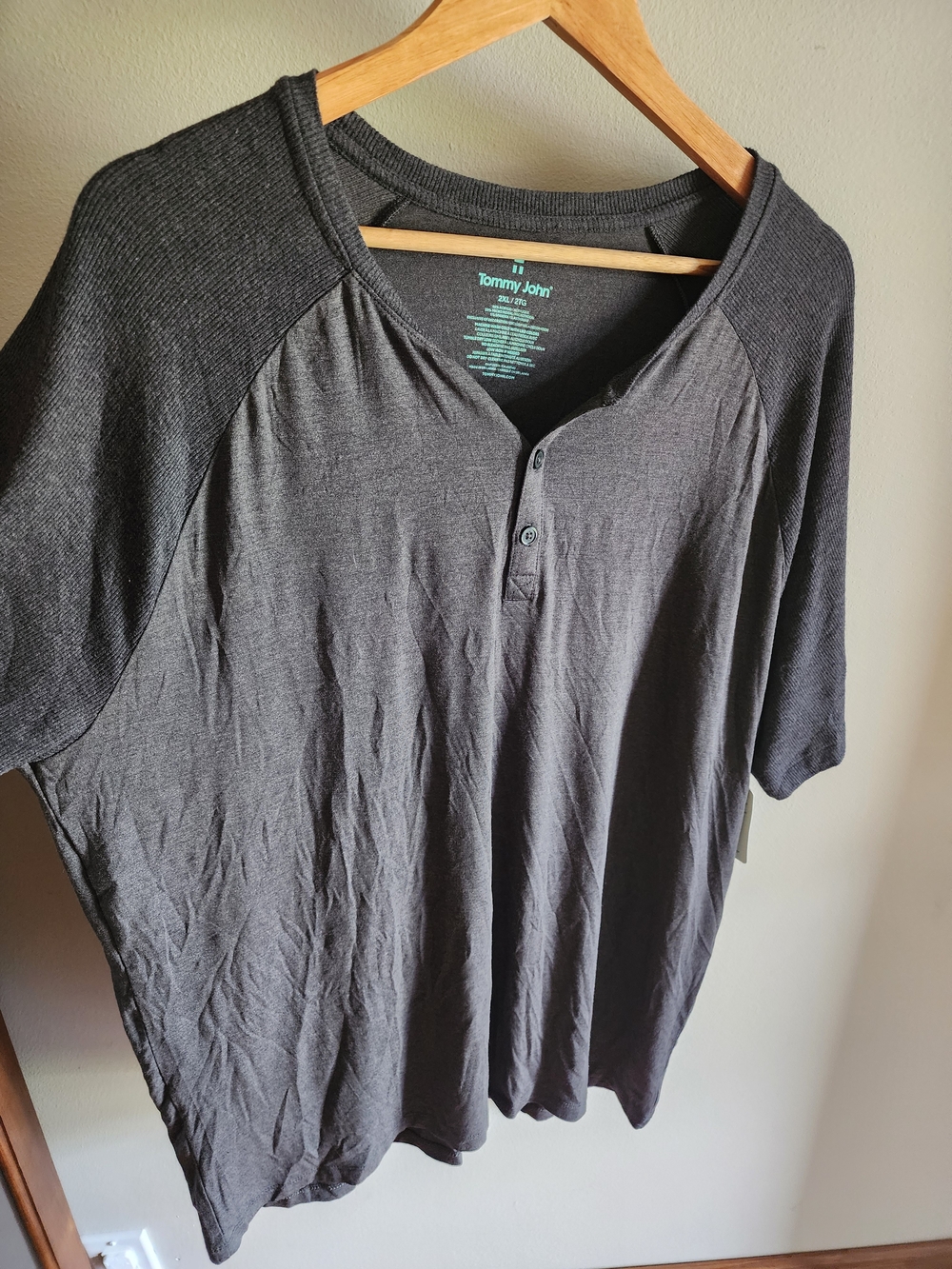 Tommy John Men’s Short Sleeve Lounge Henley Shirt 2XL Gray Raglan